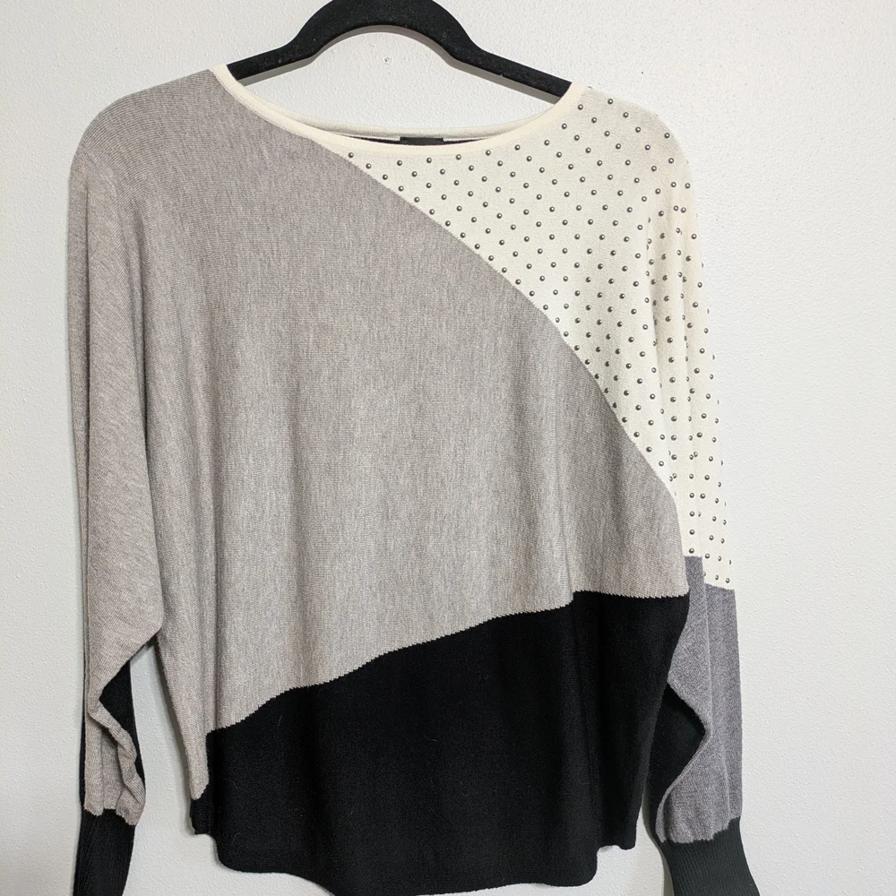 Stylish Women's Colorblock Top - Black, Gray, White - Picture 2 of 6